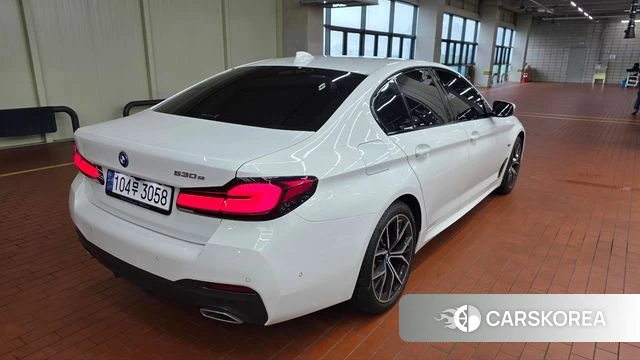 BMW 5 Series (G30) 2023 Белый из Кореи, фото 2