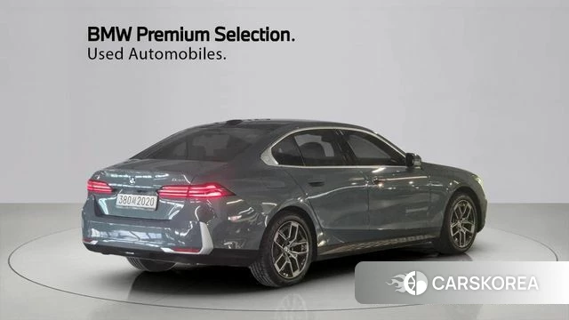 BMW 5 Series (G60) 2025 Темно-зеленый из Кореи, фото 2