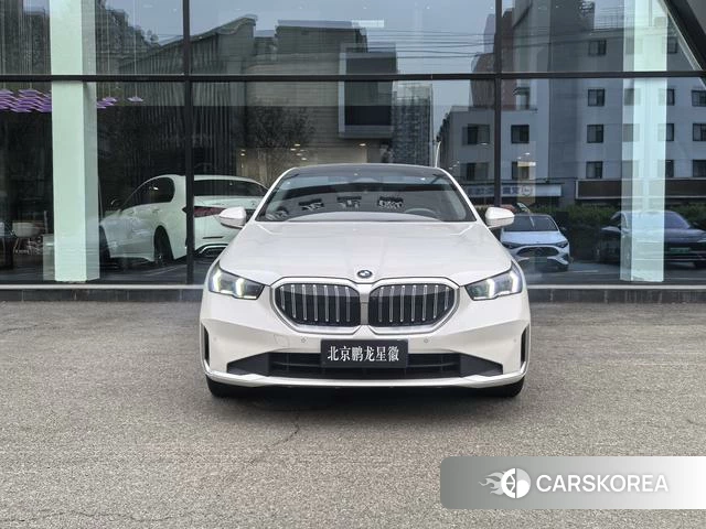BMW 5 series 2024 Белый из Китая, фото 5