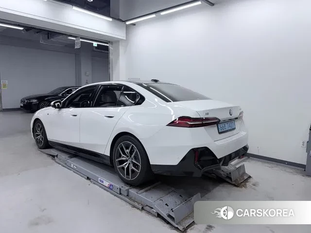 BMW i5 (G60) 2023 Белый из Кореи, фото 2