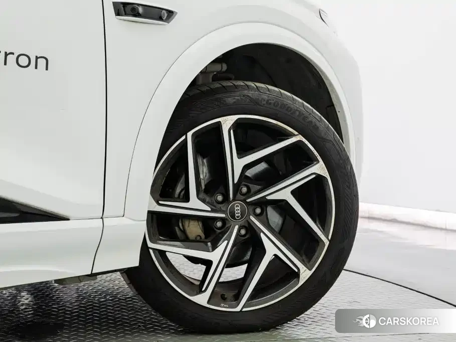 Audi Q6L Sportback id 4601755 из Китая 12