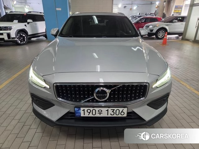 Volvo V60 Cross-Country 2nd Generation 2022 Серебристо-серый из Кореи, фото 2