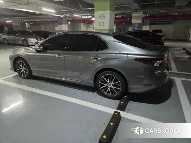 Toyota Camry (XV70) 2023 Серый из Кореи, фото 2