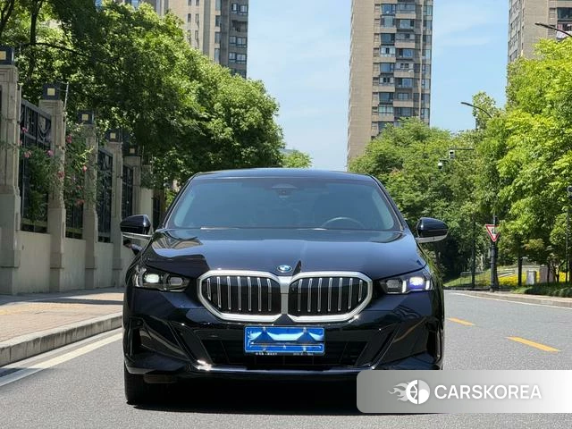 BMW 5 series 2025 Черный из Китая, фото 2