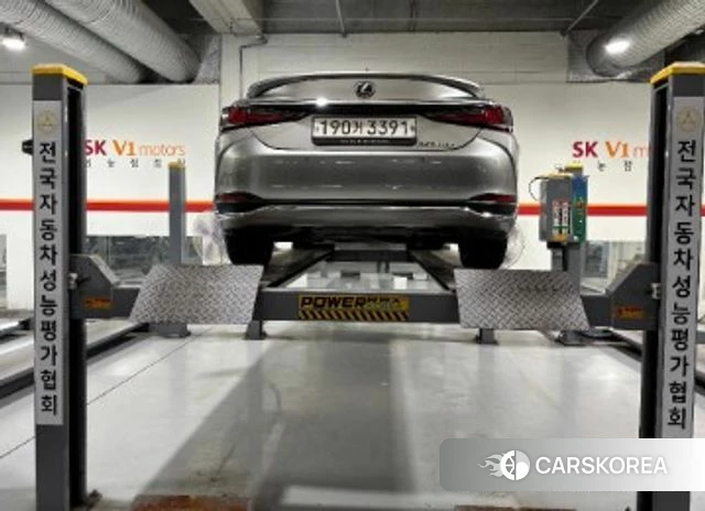 Lexus ES300h 7th generation 2023 Серебристо-серый из Кореи, фото 2