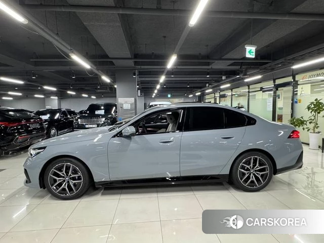 BMW 5 Series (G60) 2026 Цвет галактики из Кореи, фото 3