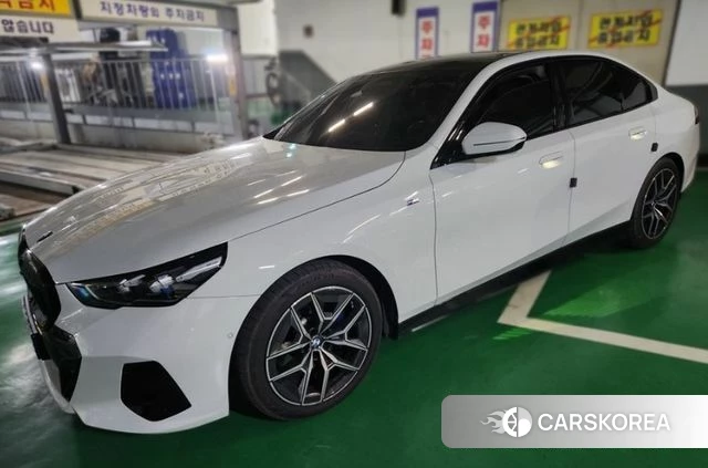 BMW 5 Series (G60) 2024 Белый из Кореи, фото 2