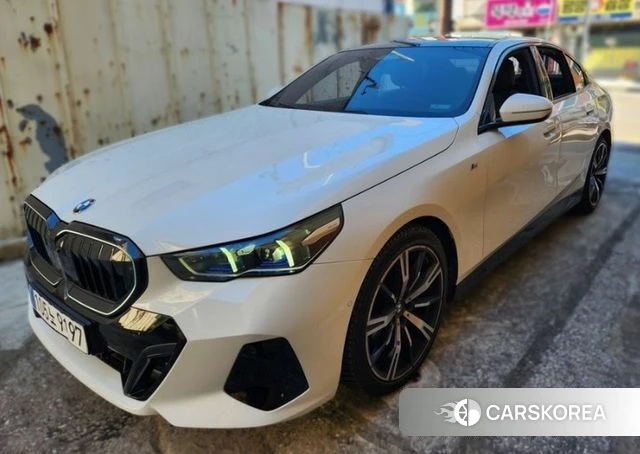 BMW 5 Series (G60) 2023 Белый из Кореи, фото 2