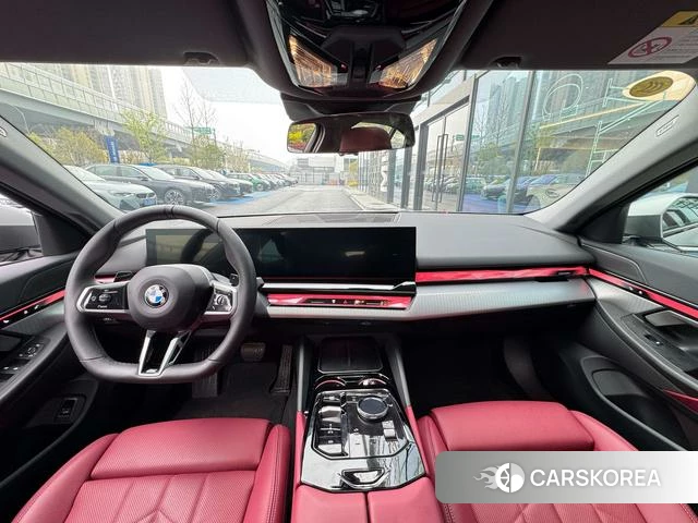 BMW 5 series (imported) 2025 Серебристо-серый из Китая, фото 6