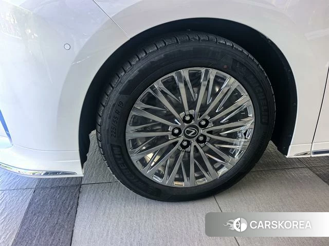 Lexus LM id 4307773 из Китая 12