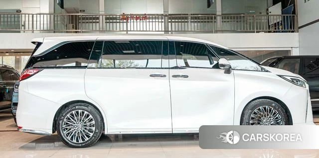 Lexus LM id 4264202 из Китая 12