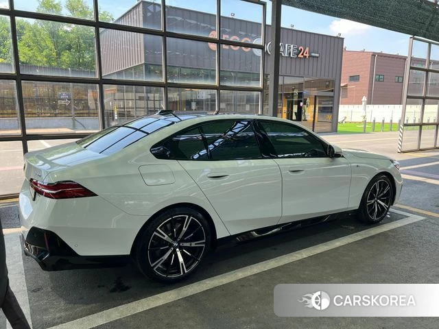BMW 5 Series (G60) 2024 Белый из Кореи, фото 2