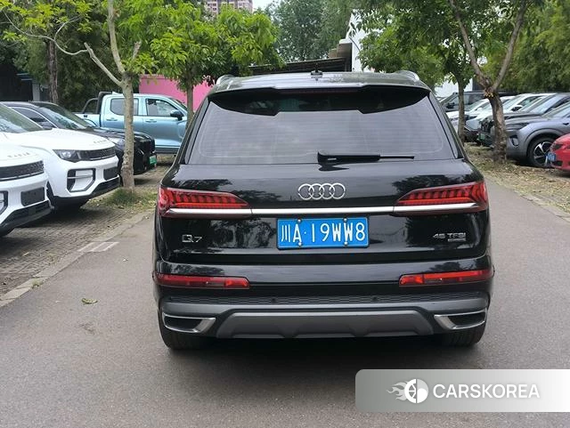 Audi Q7 2021 Черный из Китая, фото 5