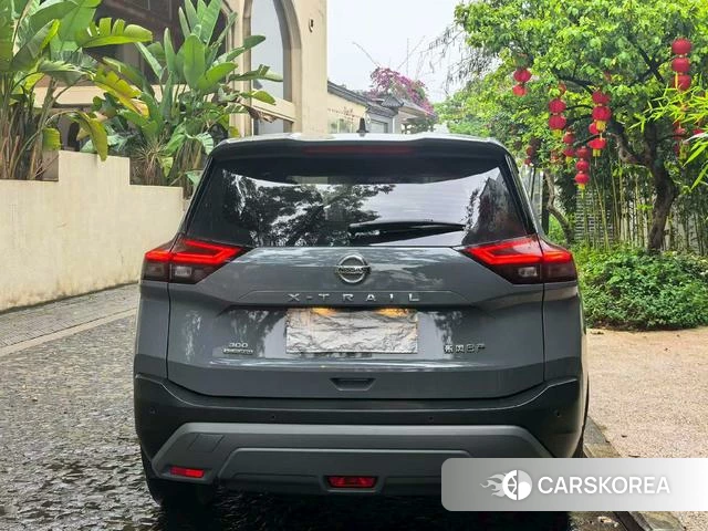 Nissan Qijun 2022 Темно-серый из Китая, фото 2