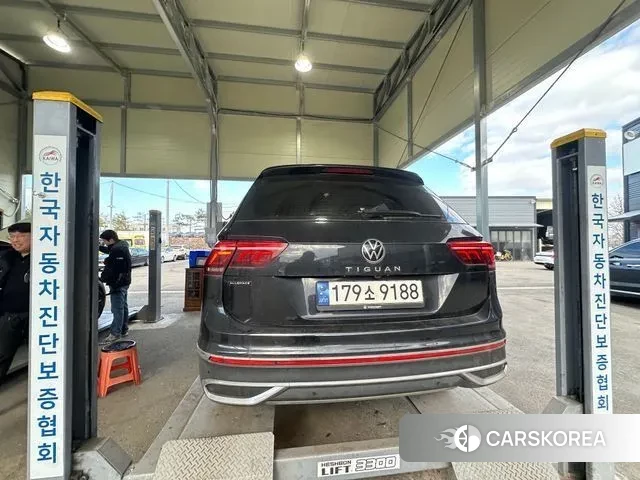Volkswagen Tiguan Allspace 2023 Черный из Кореи, фото 2