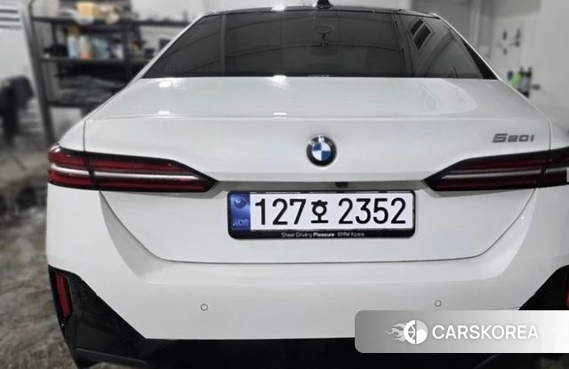 BMW 5 Series (G60) 2025 Белый из Кореи, фото 2