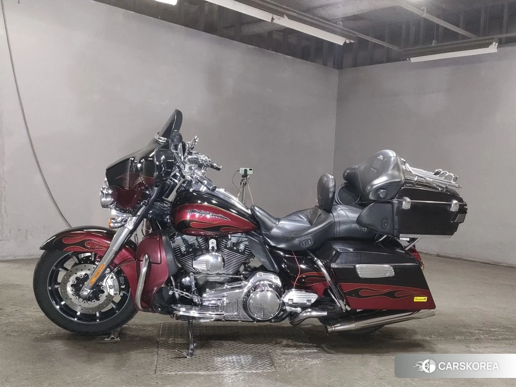 Проданный Harley-Davidson Electra Glide FLHTCUSE1800 CVO 2011 из Японии
