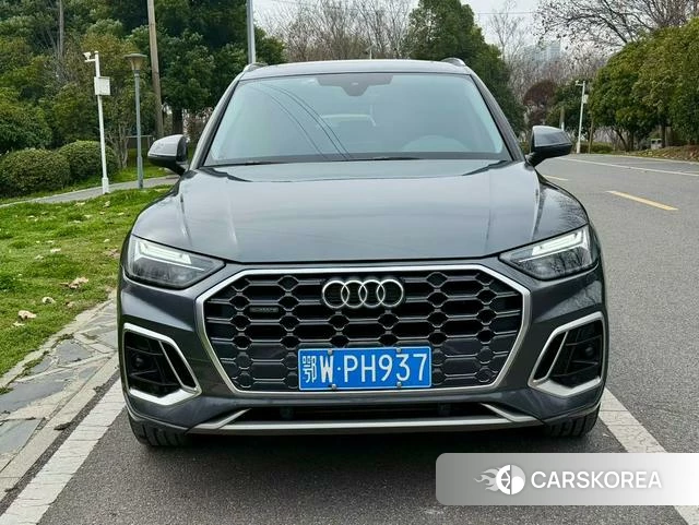 Audi Q5L 2022 Темно-серый из Китая, фото 2