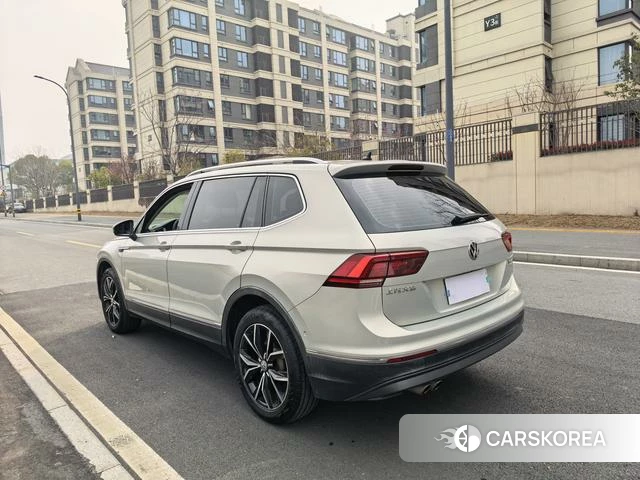 Volkswagen Tiguan L 2018 Серебристо-серый из Китая, фото 3