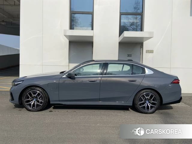 BMW i5 2025 Темно-серый из Китая, фото 2