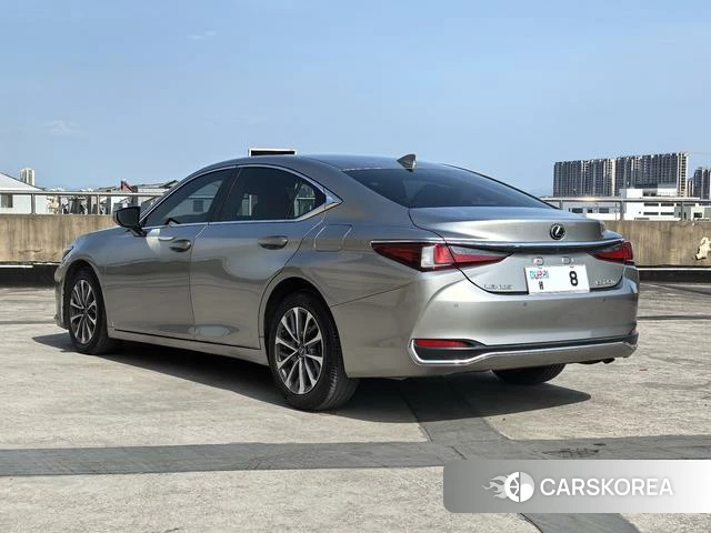 Lexus ES 2022 Серебристо-серый из Китая, фото 2
