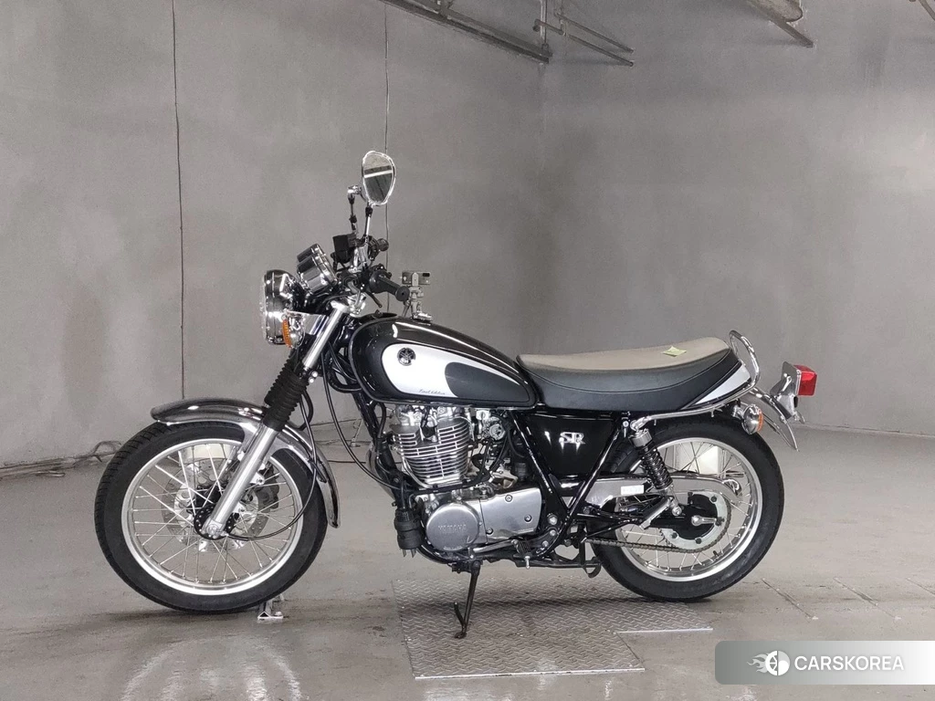 Проданный Yamaha SR 400 2021 из Японии, фото 2