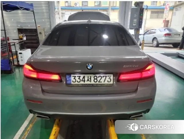 BMW 5 Series (G30) 2021 Серебристо-серый из Кореи, фото 2