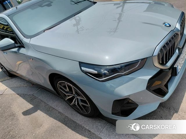 BMW 5 Series (G60) 2024 Светло-серебряный цвет из Кореи, фото 2