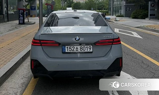 BMW 5 Series (G60) 2026 Светло-серебряный цвет из Кореи, фото 5