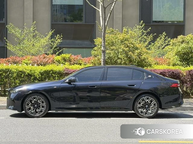 BMW 5 series 2025 Черный из Китая, фото 3