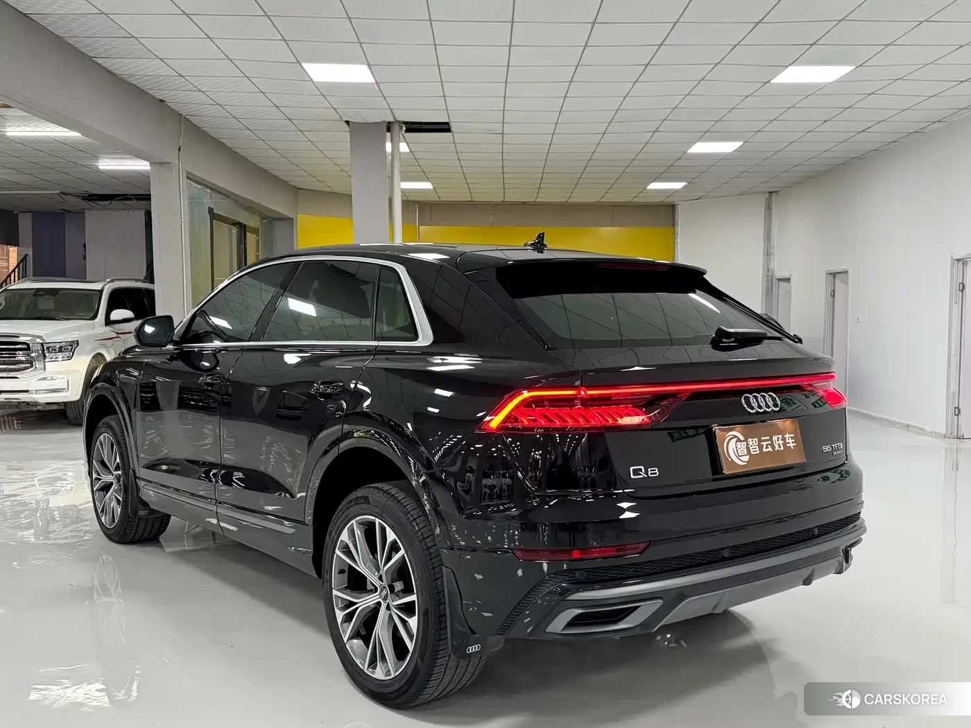 Audi Q8 2023 Черный из Китая, фото 2