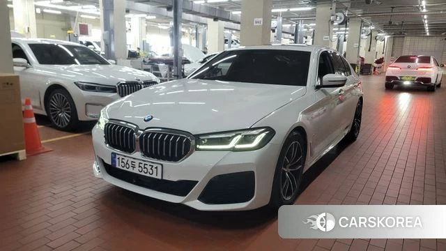 BMW 5 Series (G30) 2023 Белый из Кореи, фото 2