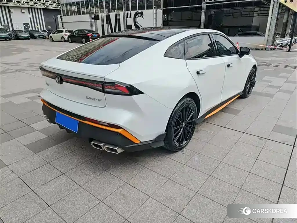 Chang'an Changan UNI-V 2024 Белый из Китая, фото 2