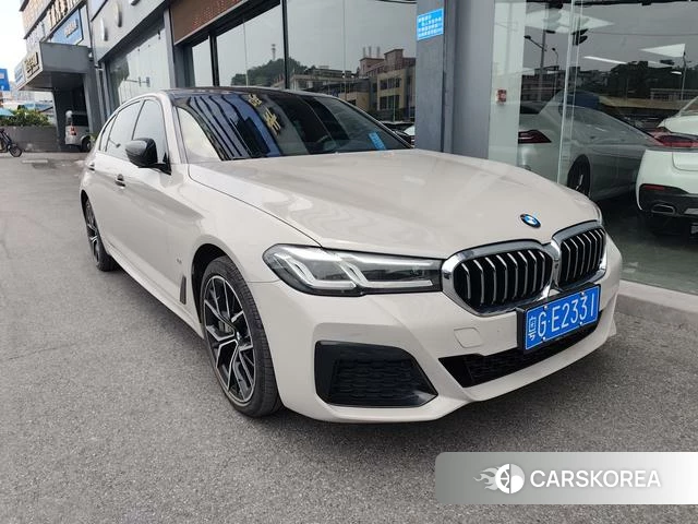 BMW 5 series 2021 Серебристо-серый из Китая, фото 3