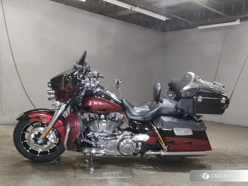 Проданный Harley-Davidson Electra Glide FLHTCUSE1800 CVO 2011 из Японии