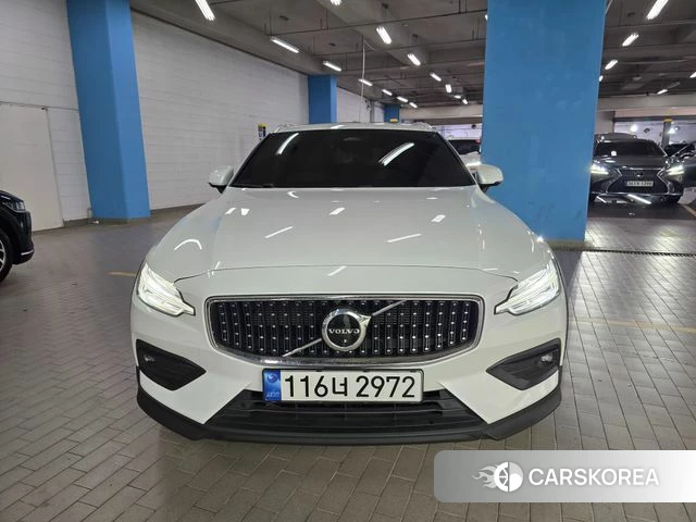 Volvo V60 Cross-Country 2nd Generation 2023 Белый из Кореи, фото 2