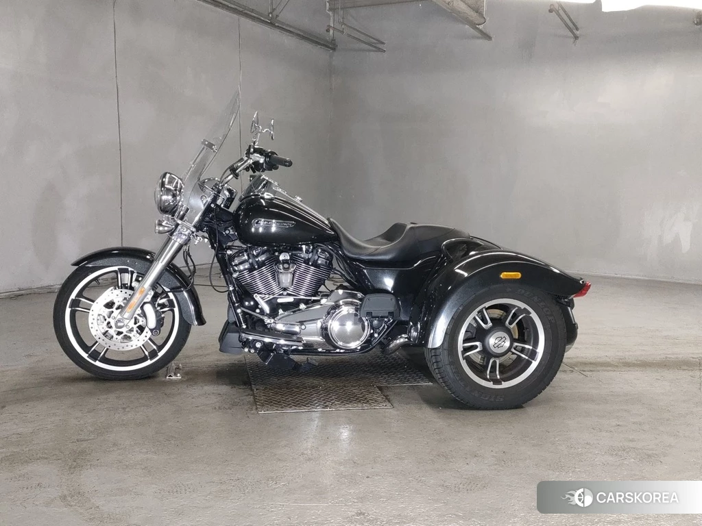 Проданный Harley-Davidson FREEWHEELER FLRT1740 2017 из Японии
