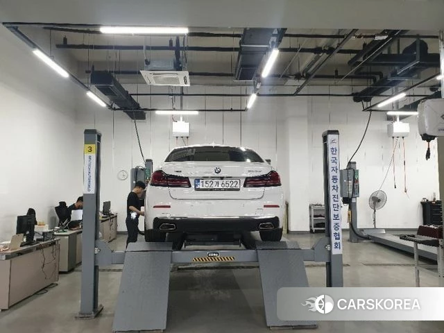BMW 5 Series (G30) 2022 Белый из Кореи, фото 2