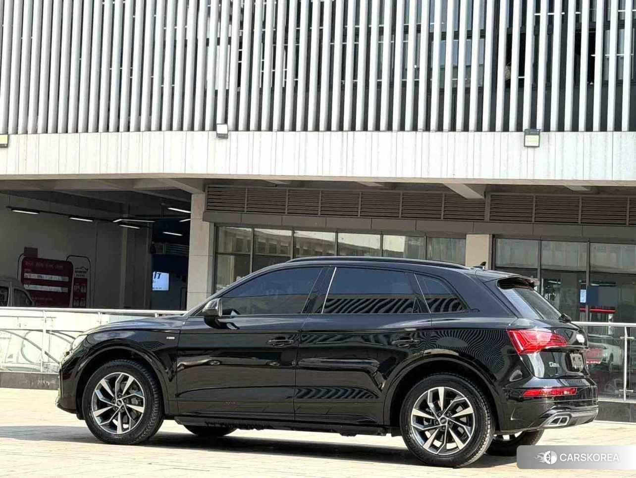 Audi Q5L 2023 Черный из Китая, фото 2