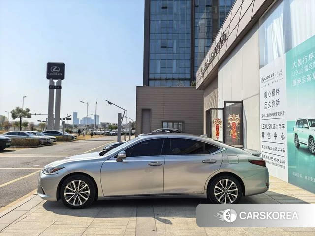 Lexus ES 2022 Серебристо-серый из Китая, фото 2