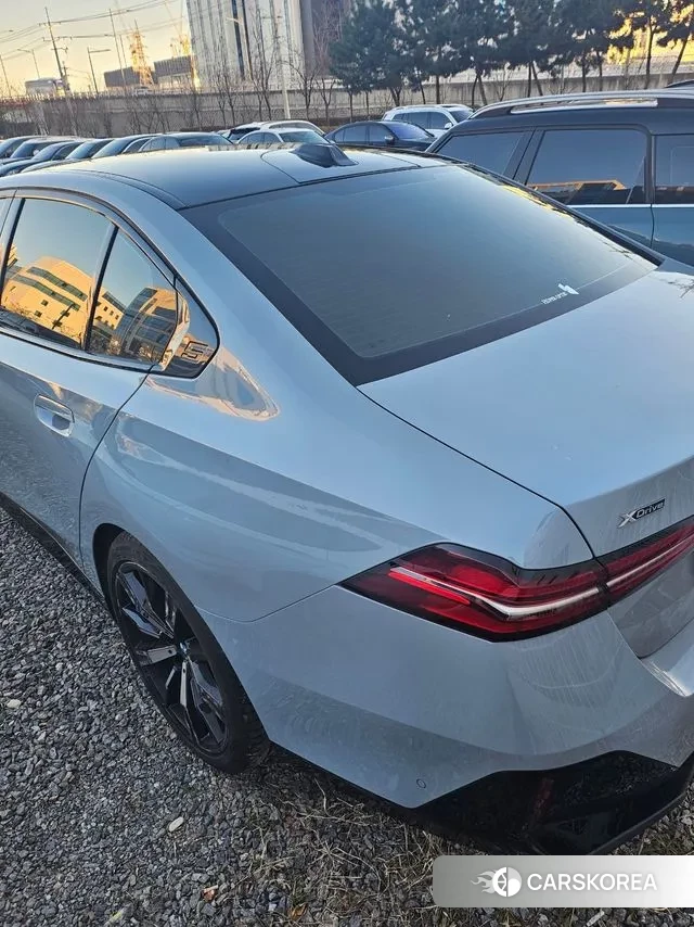 BMW 5 Series (G60) 2025 Небесно-голубой из Кореи, фото 3