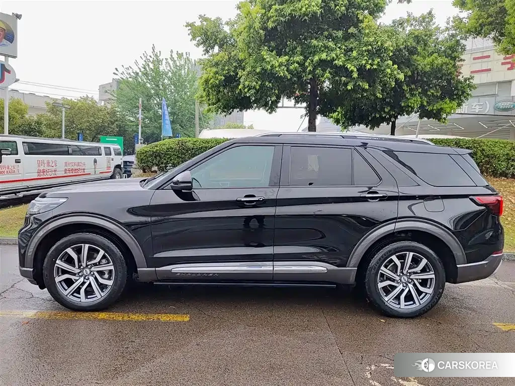 Ford Explorer 2023 Черный из Китая, фото 3