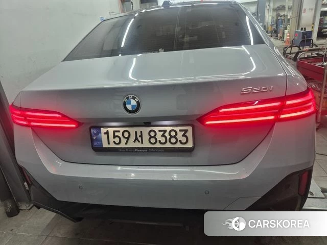 BMW 5 Series (G60) 2024 Серый из Кореи, фото 2
