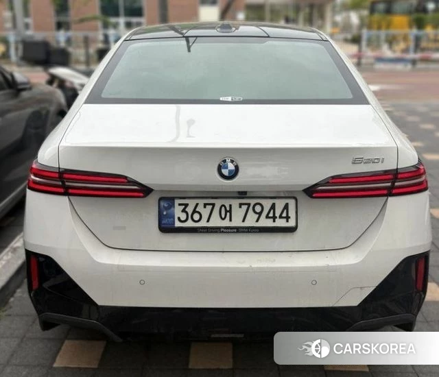BMW 5 Series (G60) 2024 Белый из Кореи, фото 2