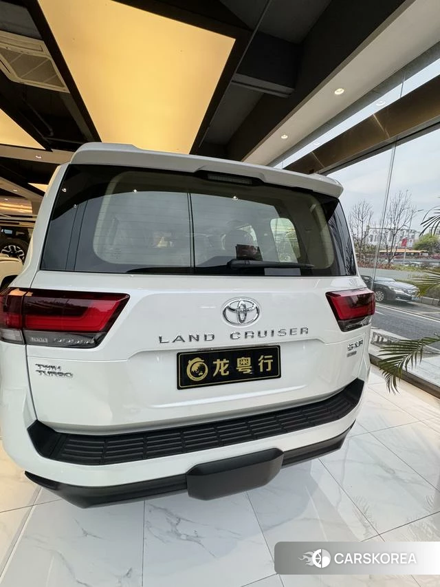 Toyota Land Cruiser (imported) 2024 Белый из Китая, фото 2