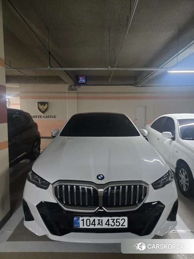 BMW 5 Series (G60) 2023 Белый из Кореи, фото 2
