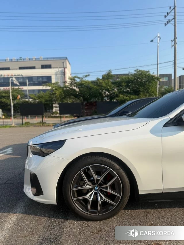 BMW 5 Series (G60) 2025 Белый из Кореи, фото 2