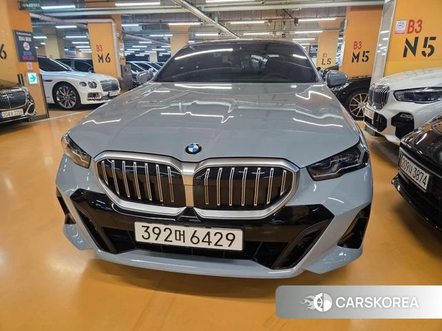 BMW 5 Series (G60) 2025 Цвет галактики из Кореи, фото 2