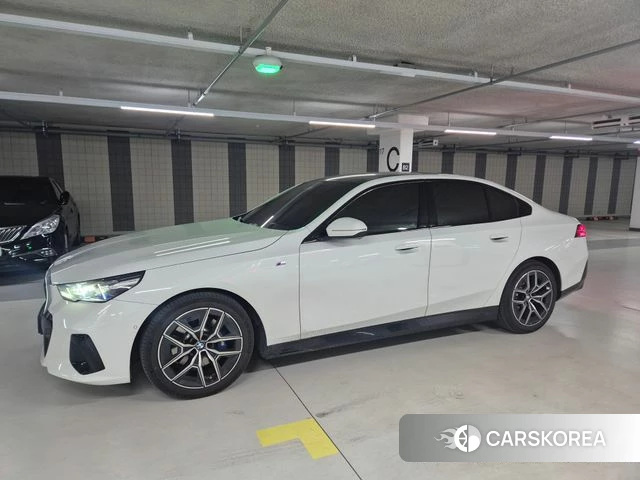 BMW 5 Series (G60) 2024 Белый из Кореи, фото 3