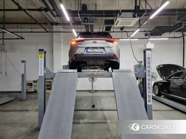 Lexus UX250h 2022 Серый из Кореи, фото 2
